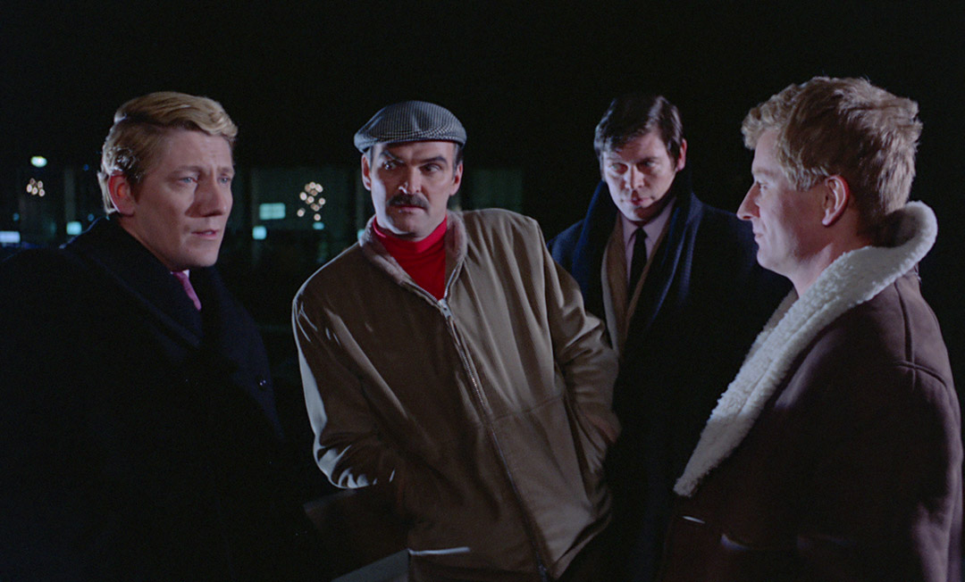 Stanley Baker, Barry Foster, Clinton Greyn, William Marlowe dans Trois milliards d'un coup