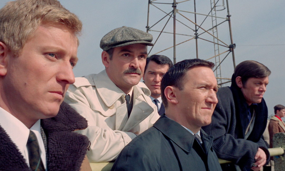 Stanley Baker, Barry Foster, William Marlowe, Michael McStay, George Sewell dans Trois milliards d'un coup