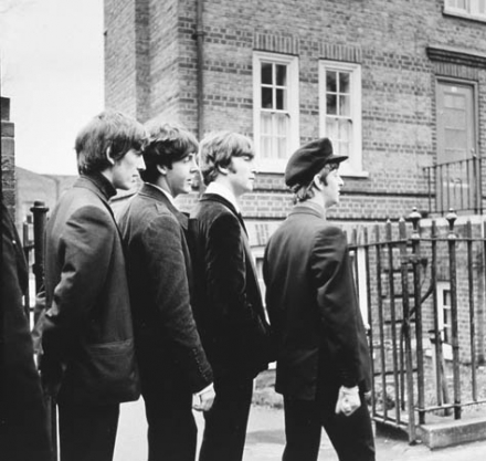 George Harrison, Paul McCartney, John Lennon, Ringo Starr dans 4 garçons dans le vent