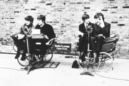 George Harrison, Paul McCartney, John Lennon, Ringo Starr dans 4 garçons dans le vent