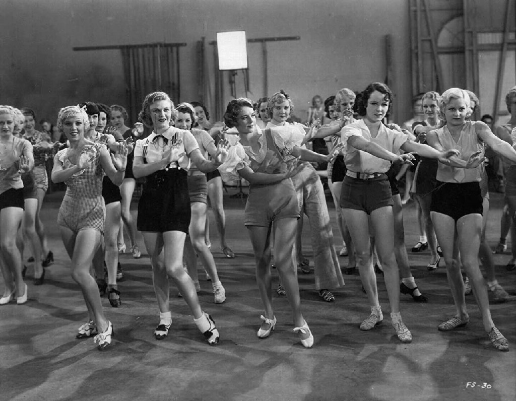 Ginger Rogers, Loretta Andrews, Joan Barclay, Muriel Barrett, Lynn Browning, Edna Callahan, Maxine Cantway, Margaret Carthew, Dorothy Coonan Wellman, Virginia Dabney, Ruth Eddings, Patsy Farnum, June Glory, Mary Halsey, Ann Hovey, Alice Jans, Evelyn Joice, Gertrude Keeler, Helen Keeler, Ruby Keeler, Margaret La Marr, Adele Lacy, Lorena Layson, Nancy Lyon, Eve Marcy, Una Merkel, Agnes Ray, Donna Mae Roberts, Barbara Rogers, Jayne Shadduck, Bee Stevens, Alice Stombs, Grace Tobin, Dorothy White, Renee Whitney, Pat Wing, Mildred Dixon, Marie Arbuckle dans 42e rue