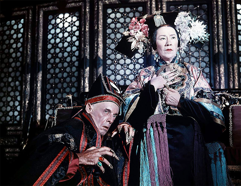 Robert Helpmann, Flora Robson dans les 55 jours de Pékin