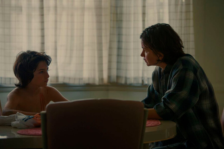 Afficher l'image Sunny Suljic, Katherine Waterston