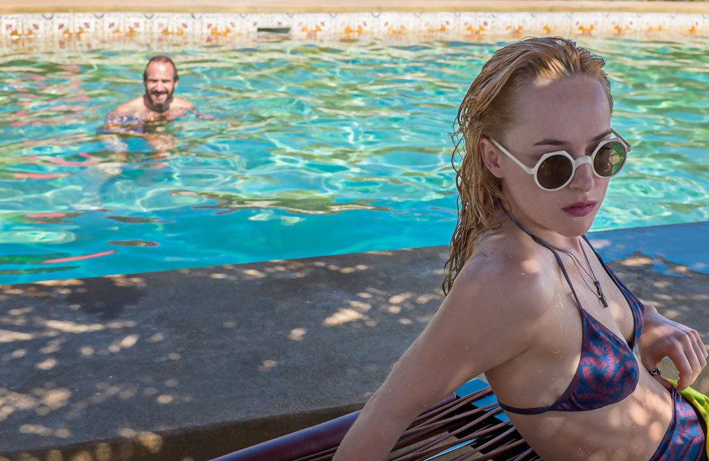 Dakota Johnson, Ralph Fiennes dans A bigger splash