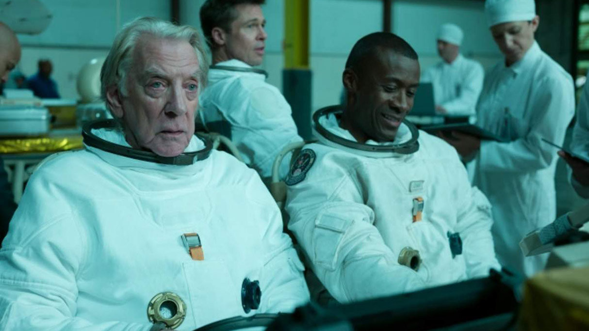 Brad Pitt, Donald Sutherland, Sean Blakemore dans Ad Astra