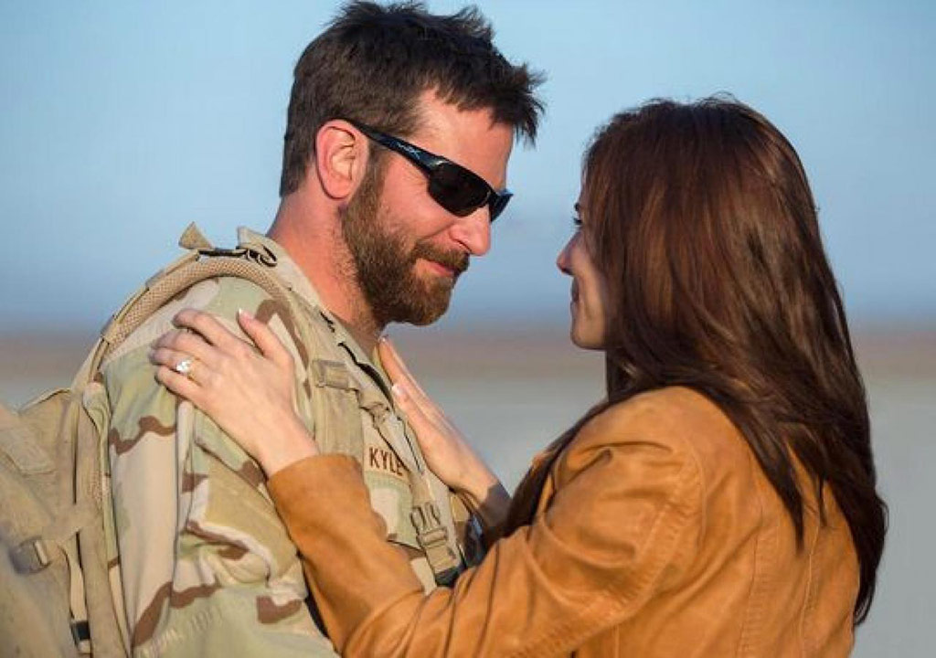 Bradley Cooper, Sienna Miller dans American sniper