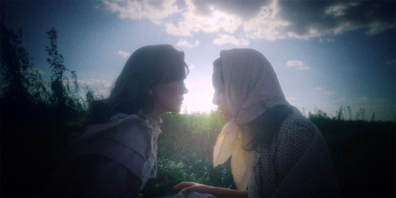 Deragh Campbell, Hannah Gross dans An Evening song (for three voices)