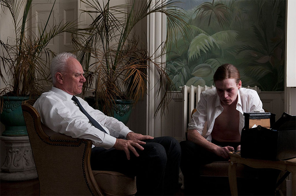 Malcolm McDowell, Caleb Landry Jones dans Antiviral