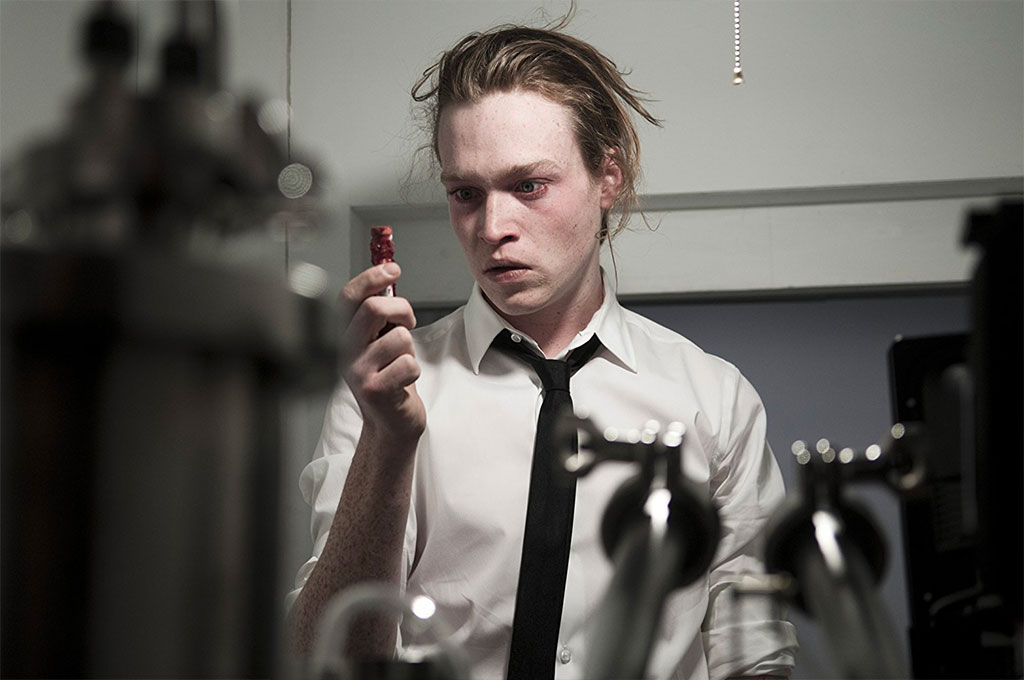 Caleb Landry Jones dans Antiviral