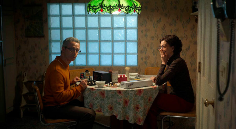 Afficher l'image Anne Hathaway, Jeremy Strong