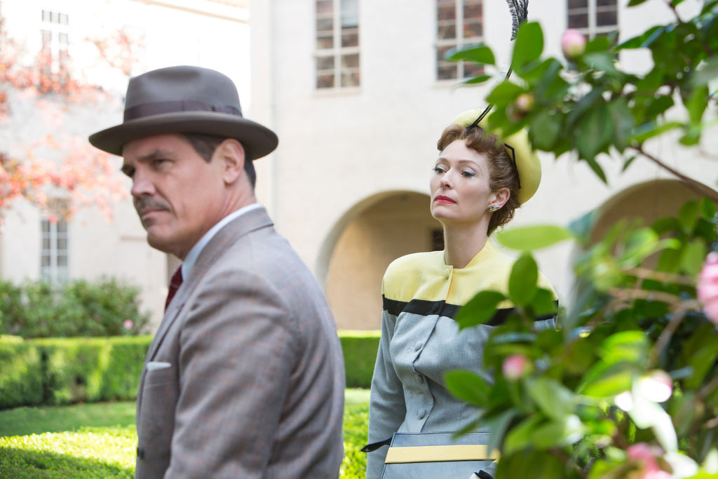 Tilda Swinton, Josh Brolin dans Ave, César !