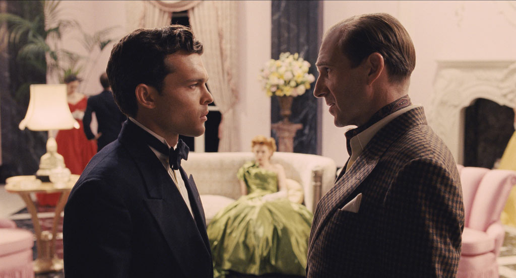 Alden Ehrenreich, Ralph Fiennes dans Ave, César !