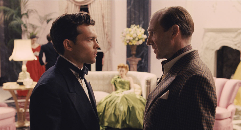 Alden Ehrenreich, Ralph Fiennes dans Ave, César !