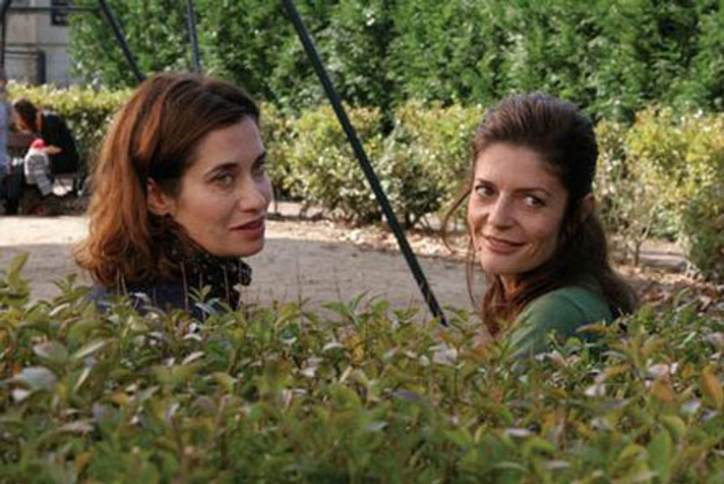 Emmanuelle Devos, Chiara Mastroianni dans Bancs publics