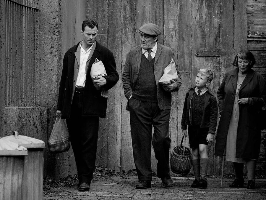 Afficher l'image Ciarán Hinds, Jamie Dornan, Jude Hill