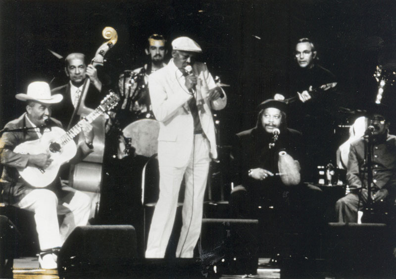 Salvador Ochoa, Olando 'Cachaito' Lopéz, Joachim Cooder, Ibrahim Ferrer, Juan de Marcos Ganzález, Ry Cooder, Pio Leyva dans Buena Vista Social Club