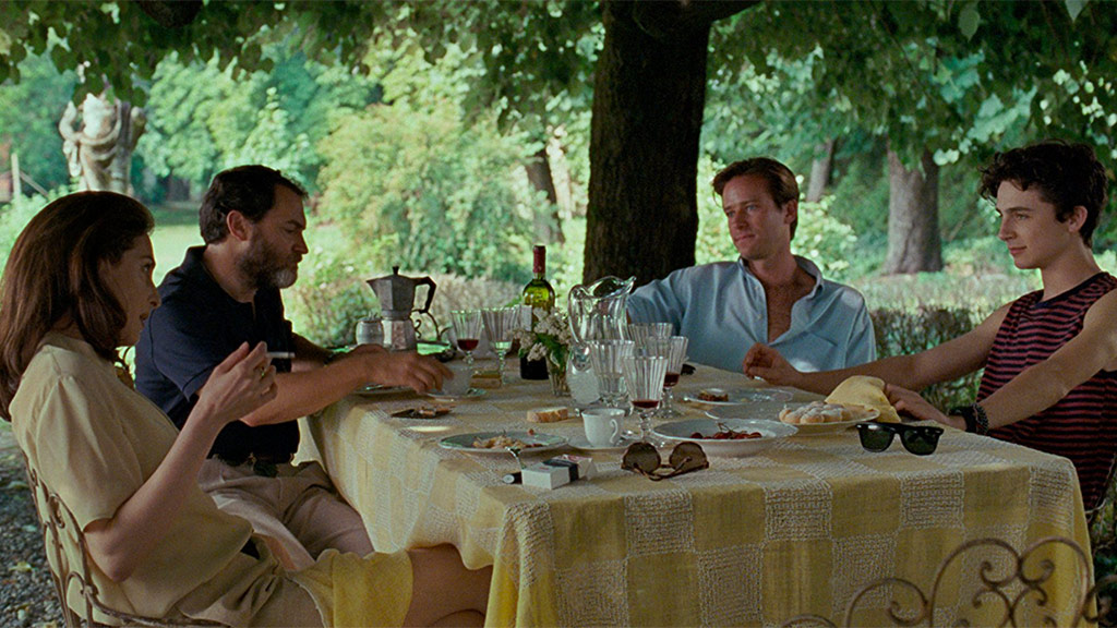 Amira Casar, Michael Stuhlbarg, Armie Hammer, Timothée Chalamet dans Call me by your name