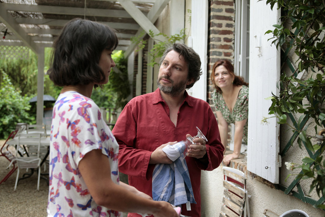 Vimala Pons, Bruno Podalydès, Agnès Jaoui dans Comme un avion