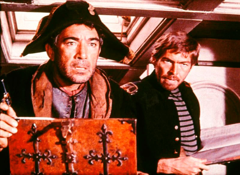 Anthony Quinn, James Coburn dans Cyclone à la Jamaïque