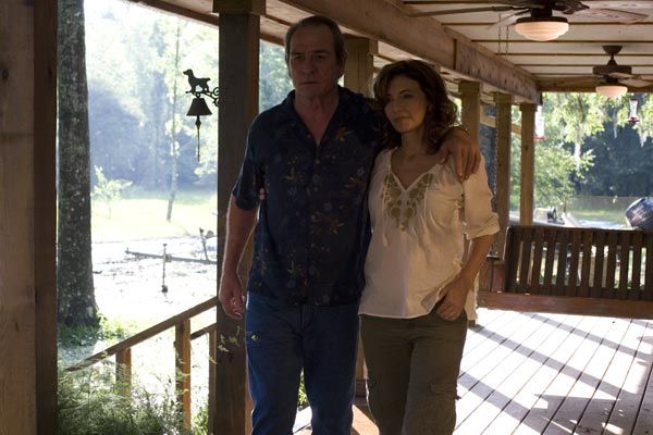 Tommy Lee Jones, Mary Steenburgen dans Dans la brume électrique