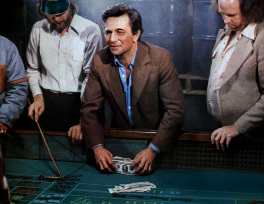 Peter Falk dans Deux filles au tapis