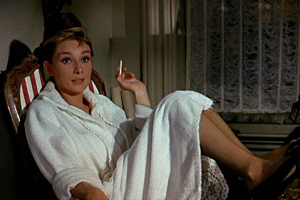 Audrey Hepburn dans Diamants sur canapé