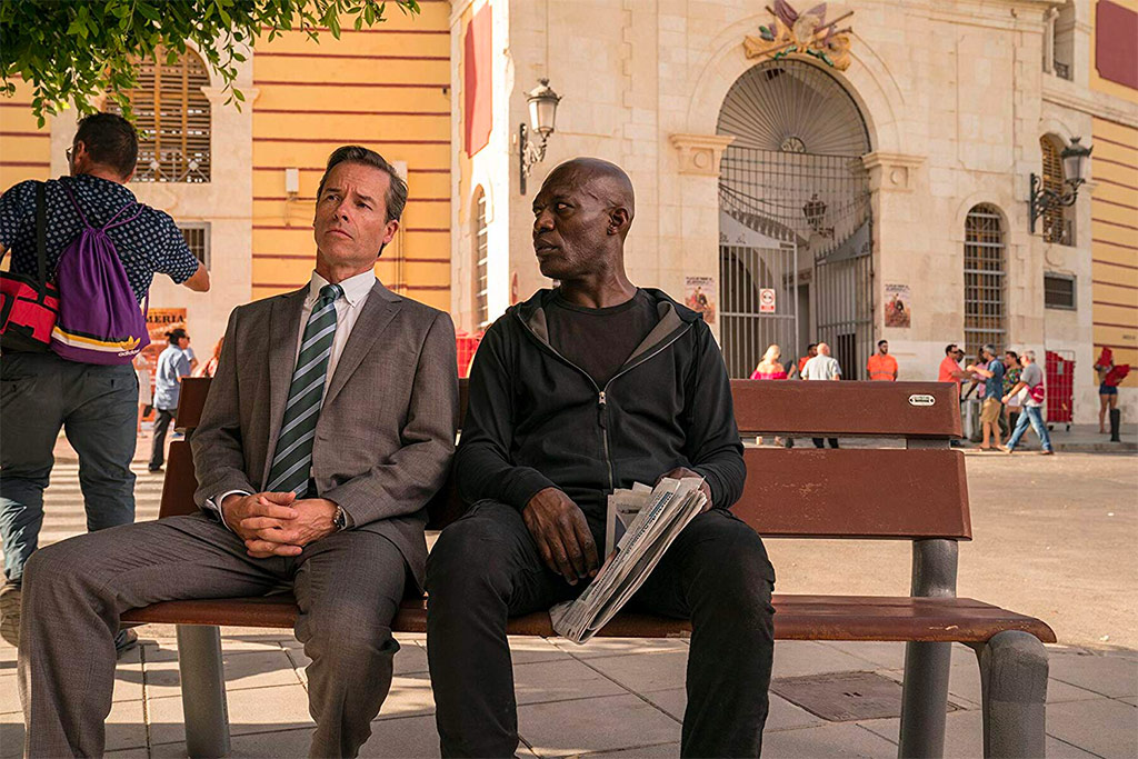 Guy Pearce and Eriq Ebouaney  dans Domino