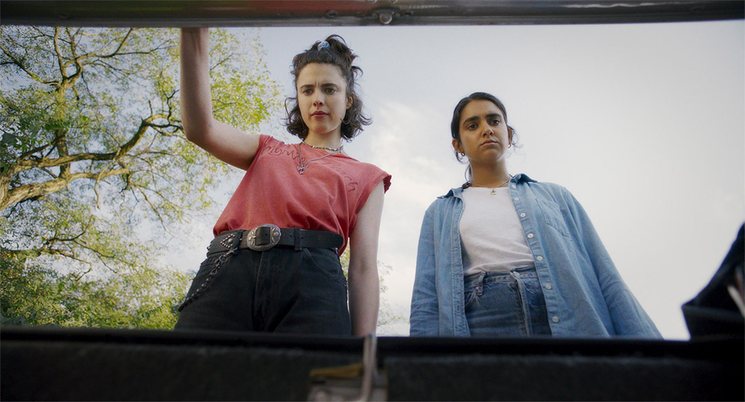 Margaret Qualley, Geraldine Viswanathan dans Drive-Away Dolls © 2023 Focus Features. LLC.