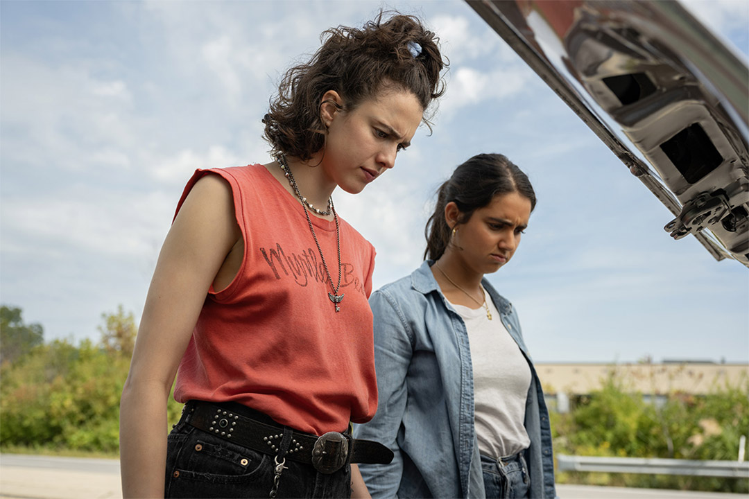 Margaret Qualley, Geraldine Viswanathan dans Drive-Away Dolls © 2023 Focus Features. LLC.