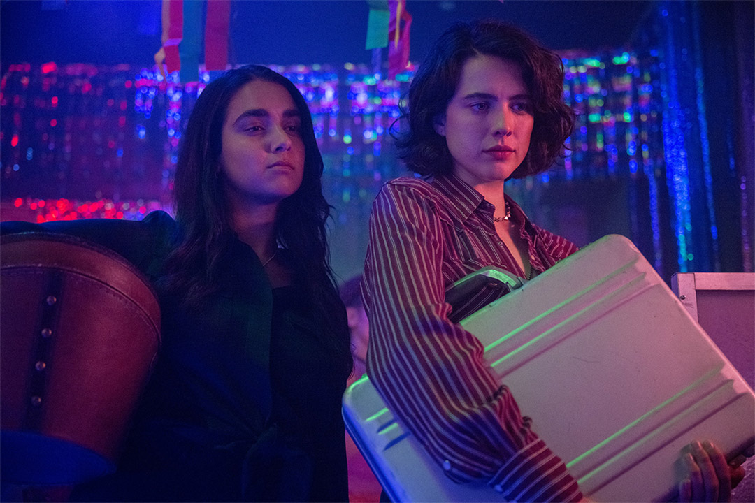 Margaret Qualley, Geraldine Viswanathan dans Drive-Away Dolls © 2023 Focus Features. LLC.