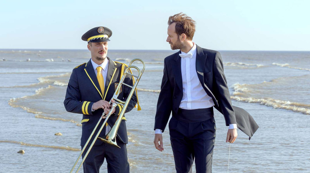 Pierre Lottin, Benjamin Lavernhe dans En Fanfare