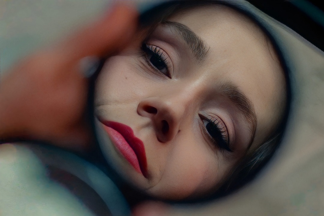 Carly-Sophia Davies dans Eternal Daughter