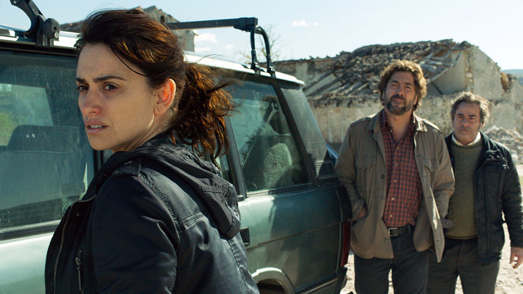 Javier Bardem, Penélope Cruz, Eduard Fernández dans Everybody Knows