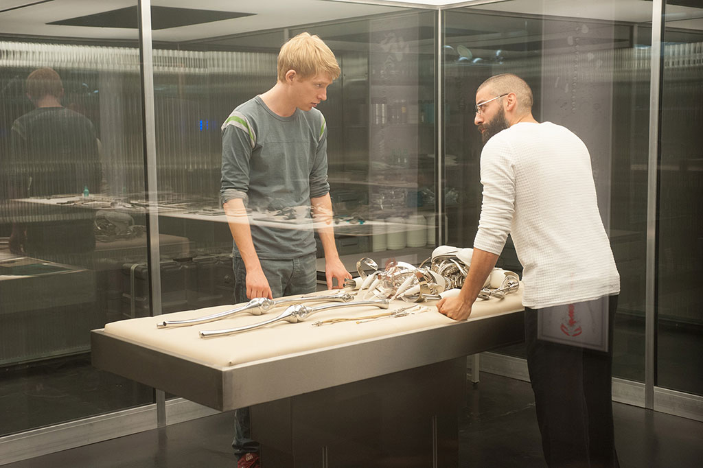 Oscar Isaac, Domhnall Gleeson dans Ex Machina