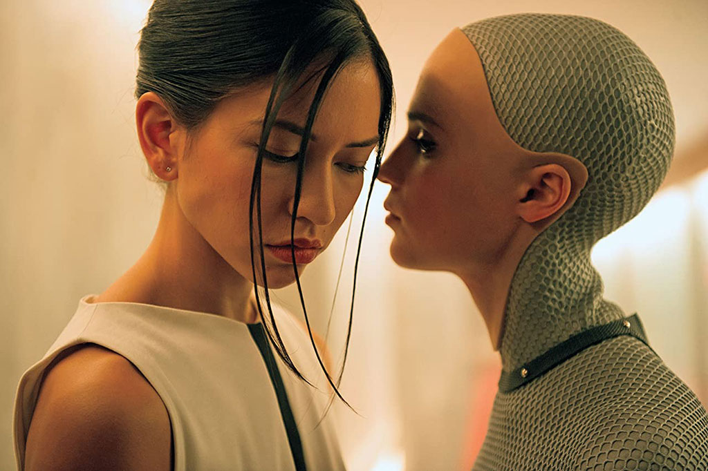 Alicia Vikander, Sonoya Mizuno dans Ex Machina