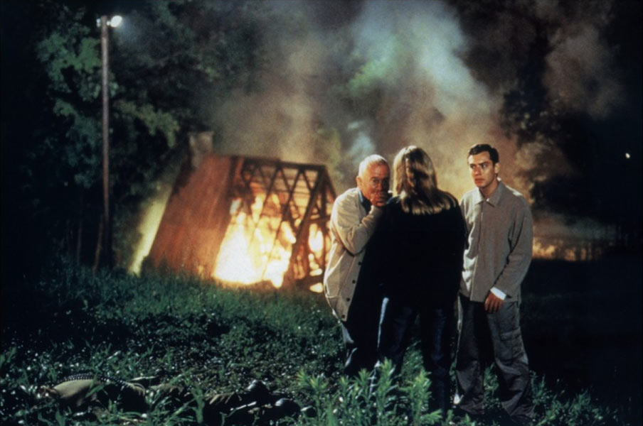 Ian Holm, Jude Law, Jennifer Jason Leigh dans Existenz