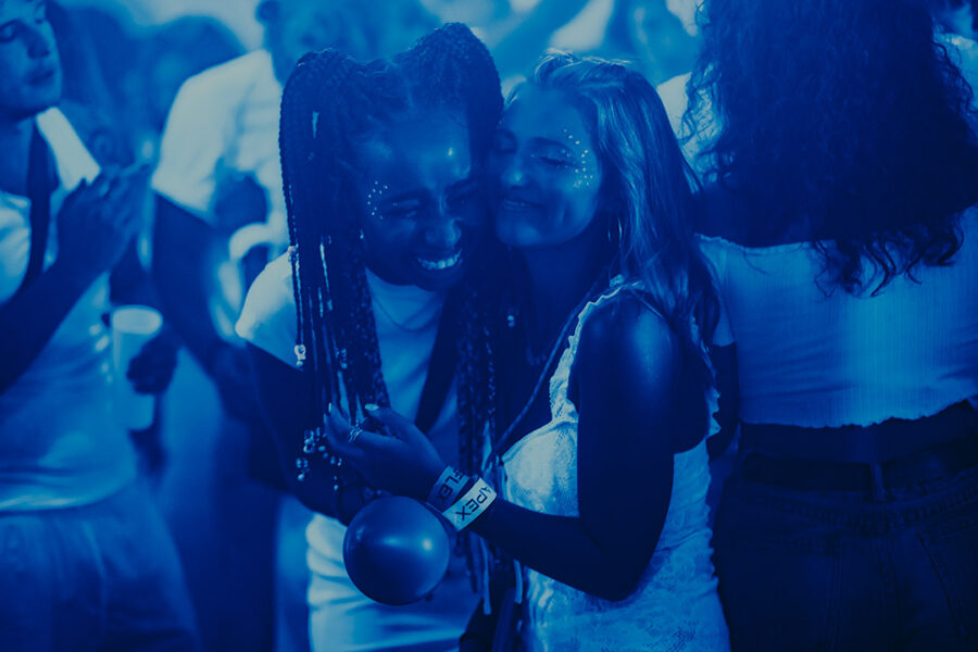 Afficher l'image Mia McKenna-Bruce, Enva Lewis