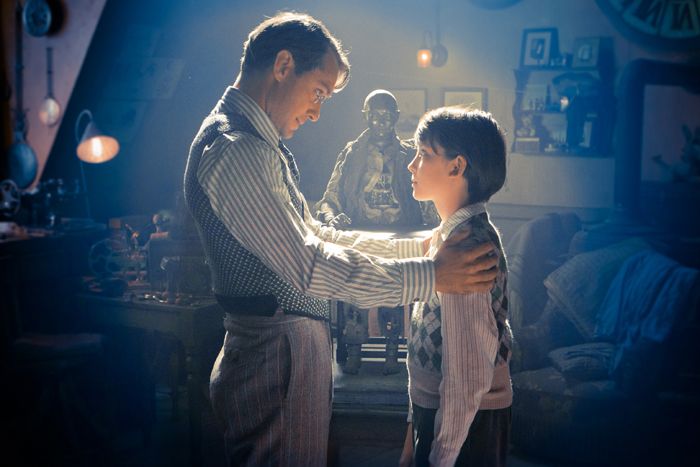 JUDE LAW, ASA BUTTERFIELD dans Hugo Cabret