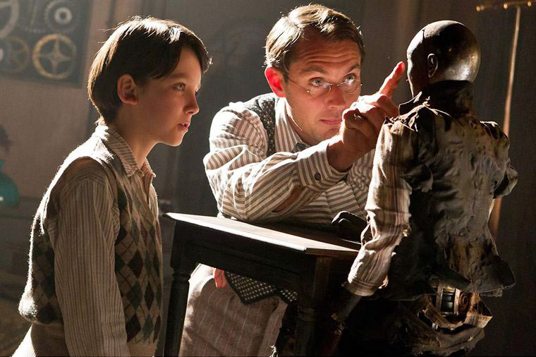 JUDE LAW, ASA BUTTERFIELD dans Hugo Cabret