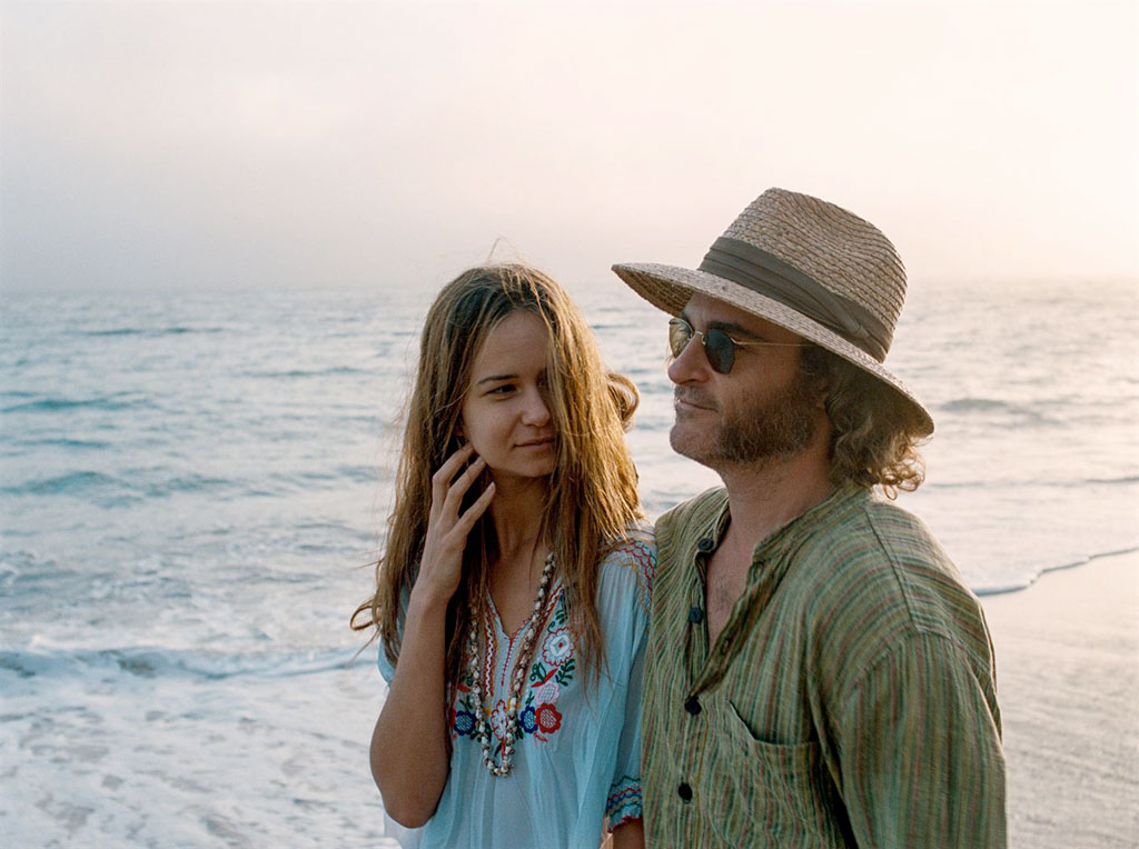 Joaquin Phoenix, Katherine Waterston dans Inherent vice