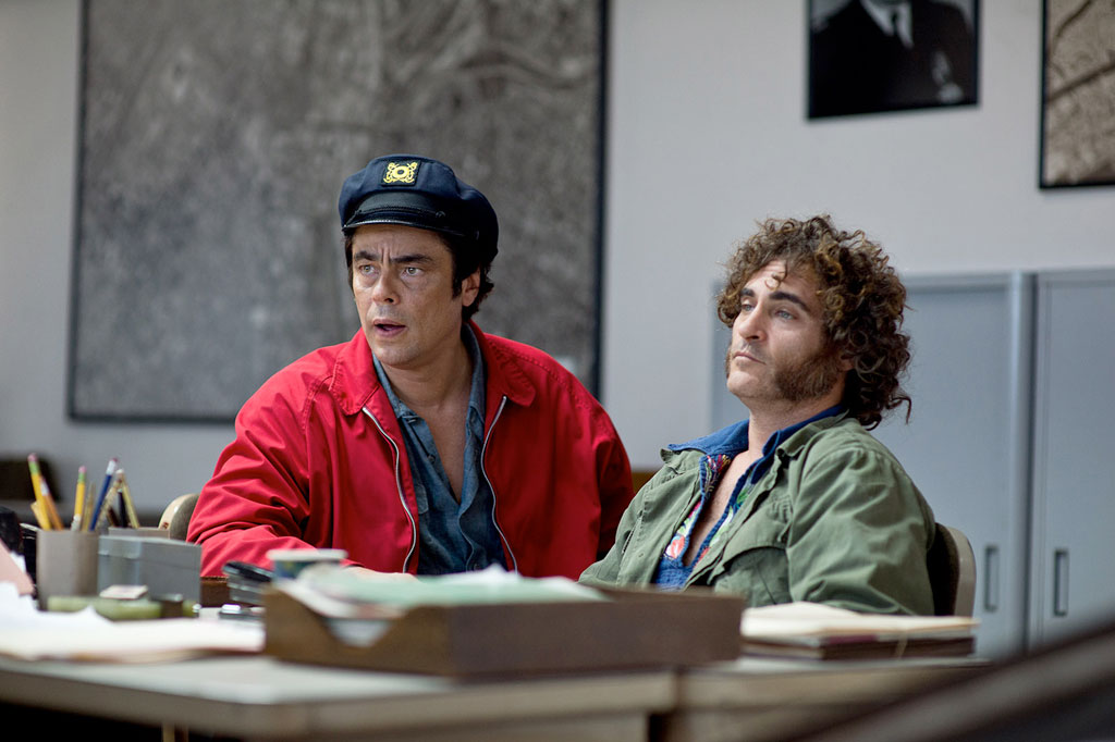 Joaquin Phoenix, Benicio Del Toro dans Inherent vice