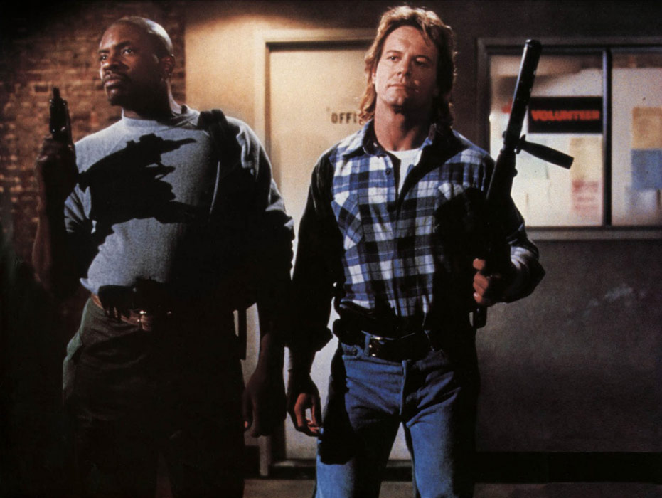 Roddy Piper, Keith David  dans Invasion Los Angeles