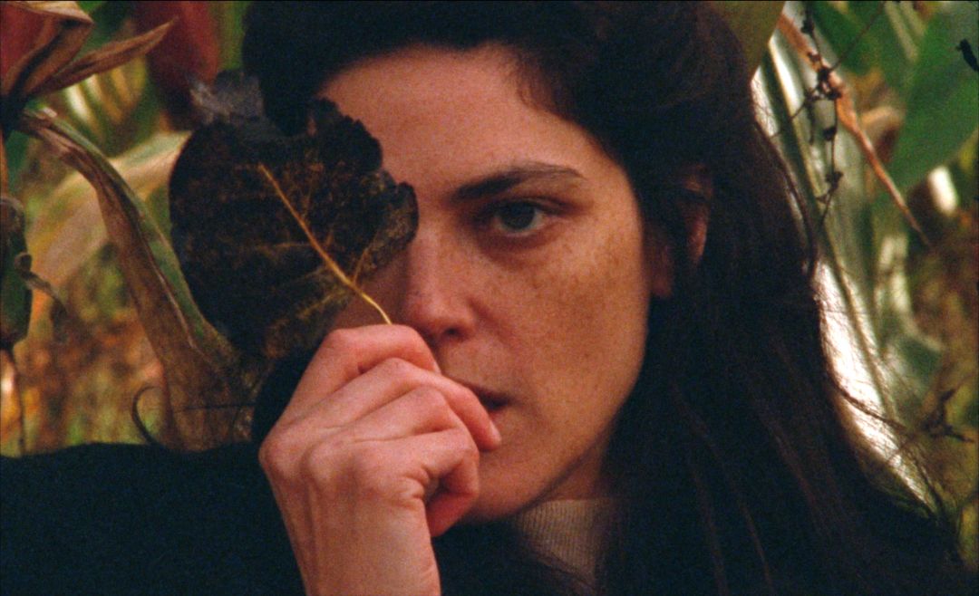 Callie Hernandez dans Invention