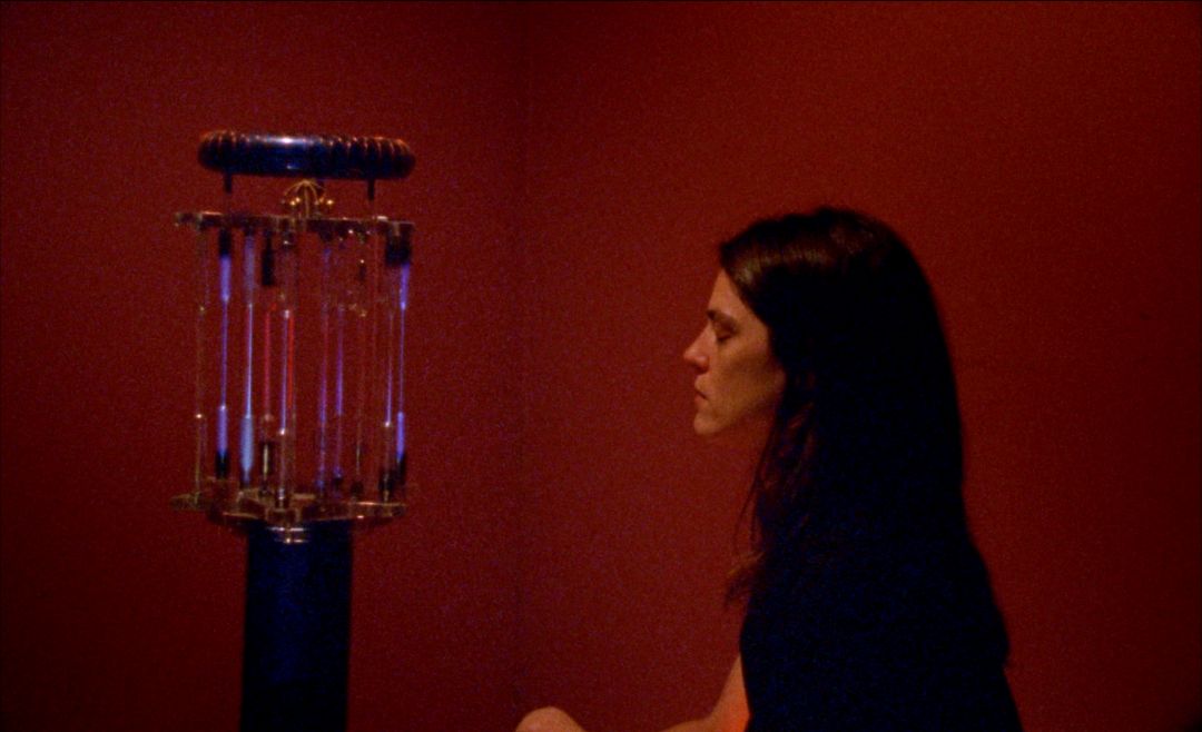 Callie Hernandez dans Invention