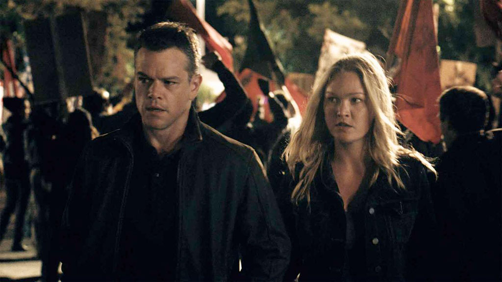 Matt Damon, Julia Stiles dans Jason Bourne