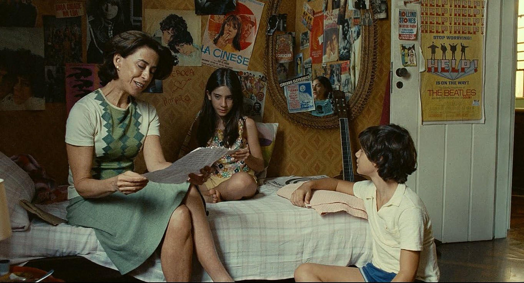 Fernanda Torres, Cora Mora, Guilherme Silveira dans Je suis toujours là