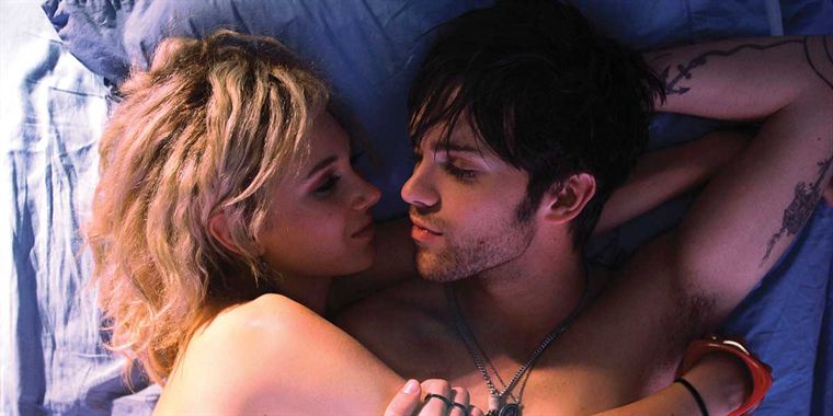 Thomas Dekker, Juno Temple dans Kaboom