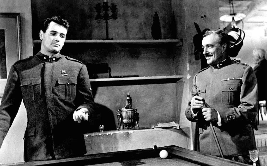 Gary Cooper, Adolphe Menjou dans L'Adieu aux armes