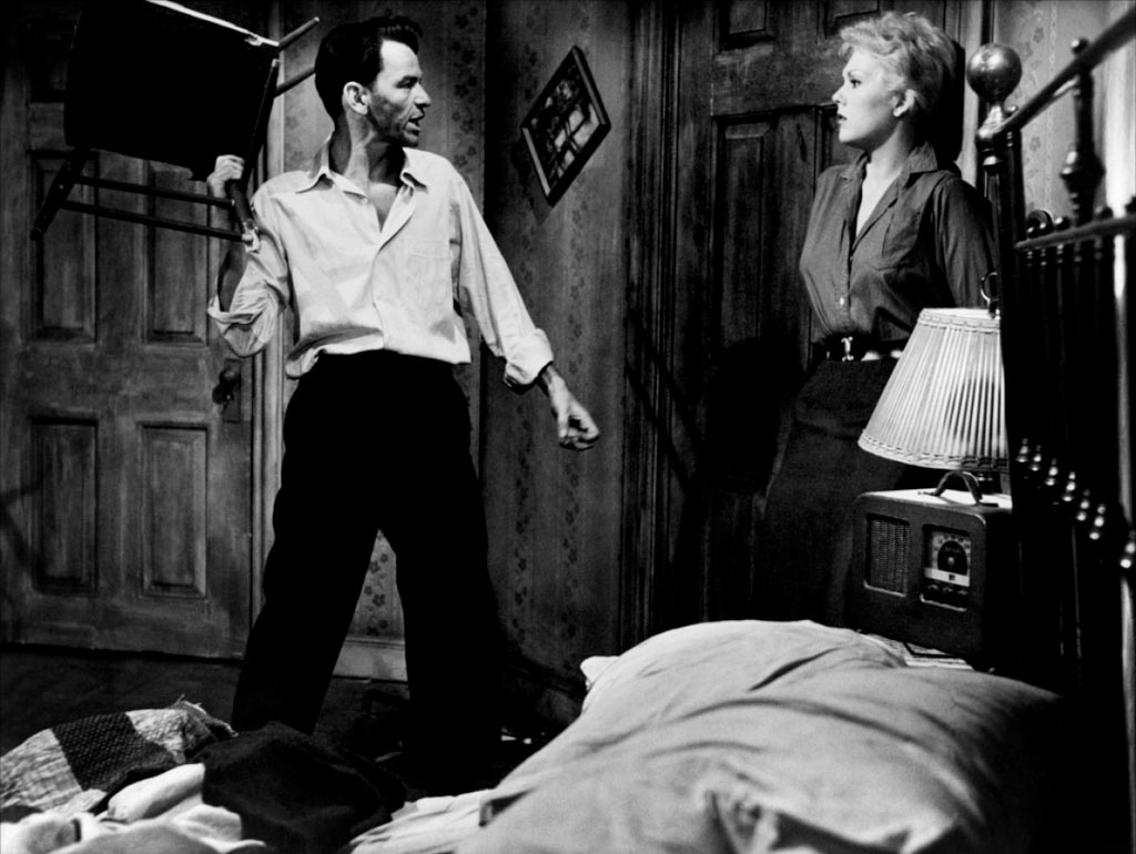 Frank Sinatra, Kim Novak dans L'Homme au bras d'or