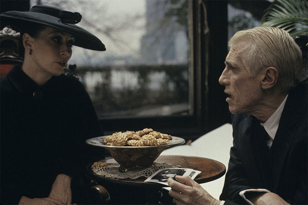 Anjelica Huston, William Hickey dans L’Honneur des Prizzi